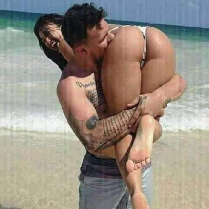 photo sensuelle en couple à la plage 