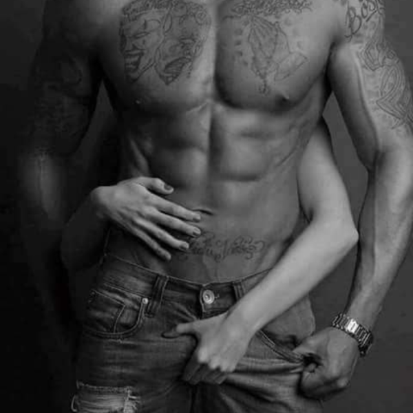 photo boudoir couple noir et blanc sensuelle