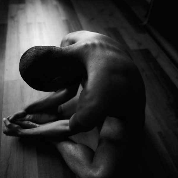 photo boudoir d'homme nu par photographe sensuelle lyon